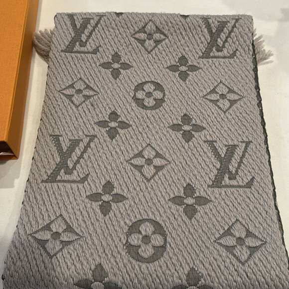 Authentic Louis Logomania wool scarf with box - Picture 5 of 11